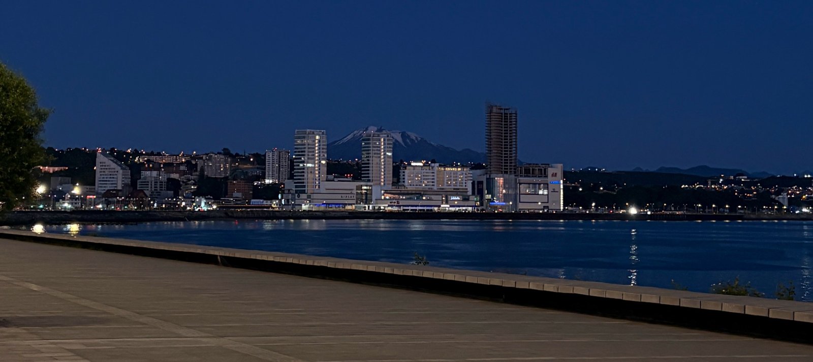Vista nocturna del centro de Puerto Montt